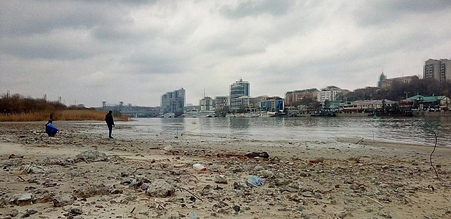 Фото: Рыбаки рядом с Ворошиловским мостом возле рощи