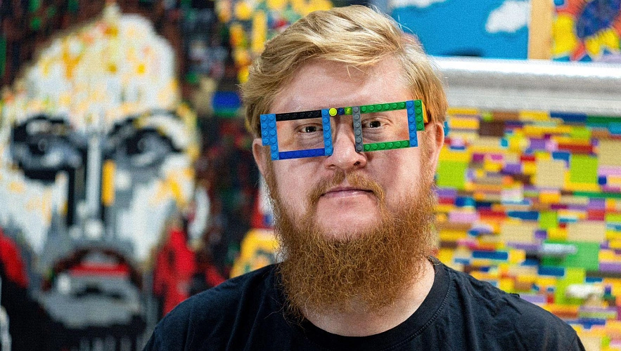 Фото: Максим Ильинов и Спас из Lego, кадр Тимура Лавронова