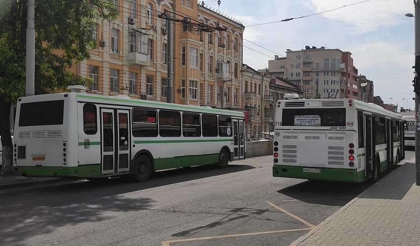 Фото: автобусы на остановке в Ростове, кадр 1rnd