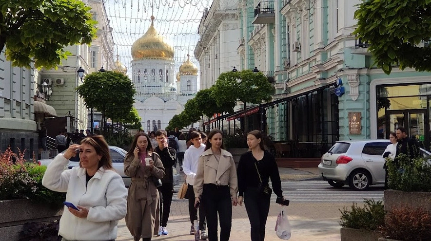 Фото: Ростовчанки с мобильными на Соборном, кадр 1rnd