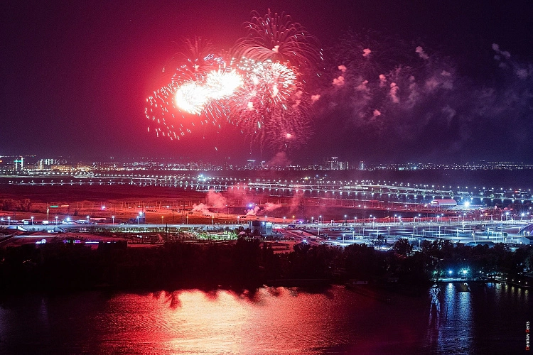 Фото: В небе над Ростовом прогремели 30 залпов в честь Дня Победы, фотограф: Денис Демков   