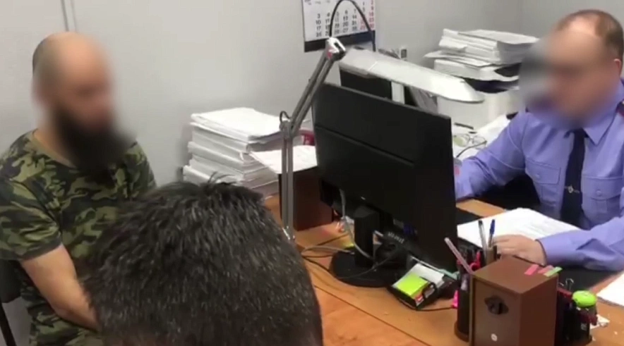 Фото: Задержанный за двойное убийство в Кагальнике на допросе, кадр СКР