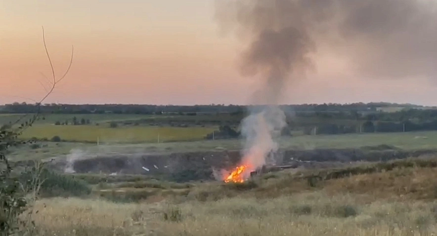 Фото: Под Ростовом потушили нелегальную мусорную свалку, с которой местные жители борются уже несколько лет // кадр из видео