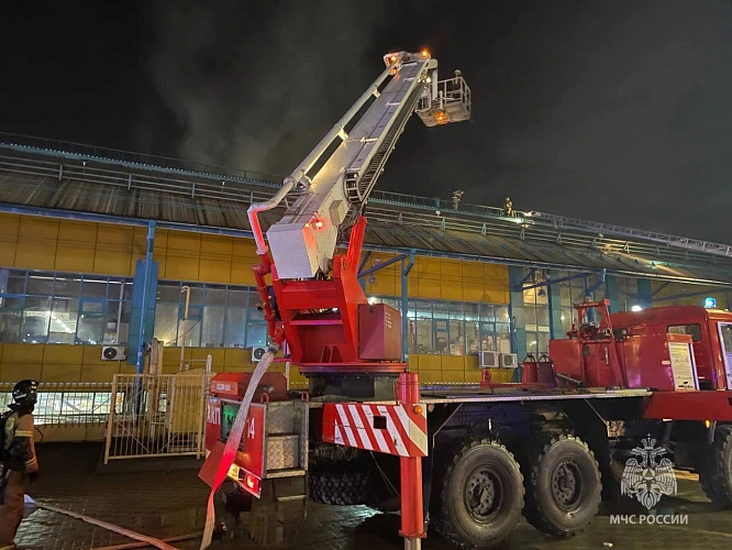 Фото: пожар на Северном рынке Ростова \\ фото ГУ МЧС РФ по РО