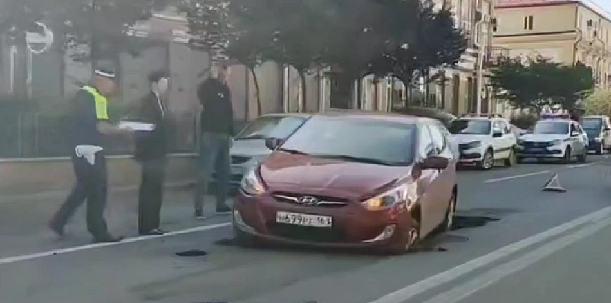 Фото: машина провалилась под асфальт на Соколова, кадр ТГ Это Ростов