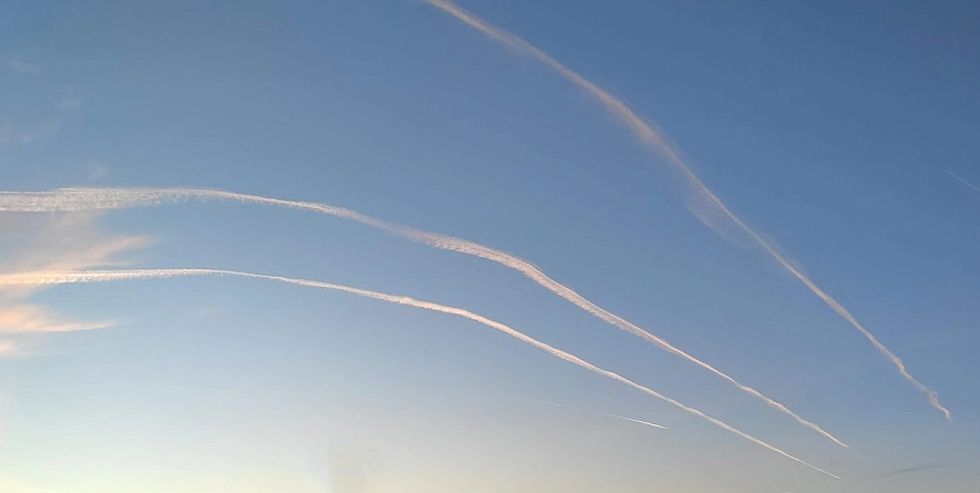 Фото: инверсионные следы в небе, кадр 1rnd