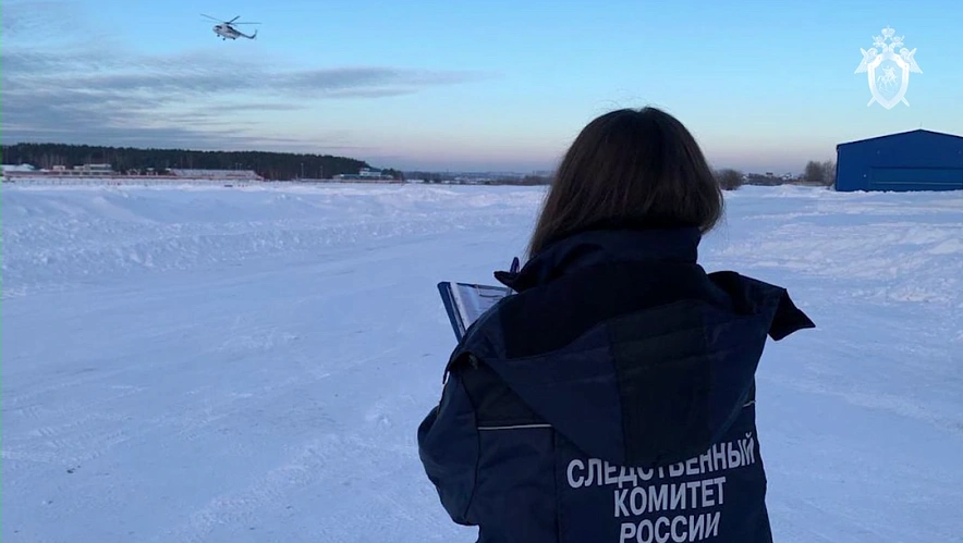 Фото: Сотрудница СКР на месте проверки, кадр следкома