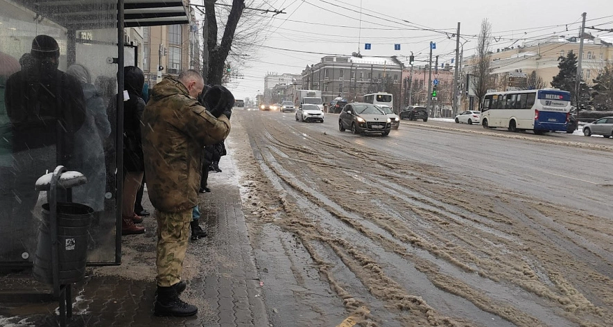 Фото: Люди на остановке возле Дома офицеров, кадр 1rnd