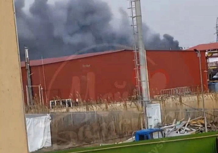 Фото: В Батайске горит крупный склад с картоном, кадр из видео