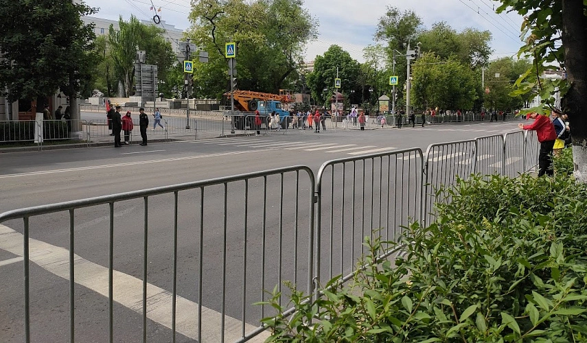Фото: забор на Большой Садовой в день Победы 2024, кадр 1rnd