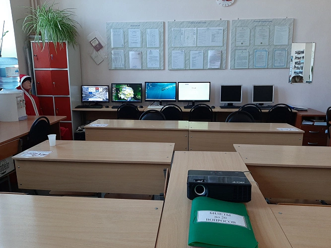 Фото: экаменационный зал автошколы \\ кадр из публикаций 1rnd.ru