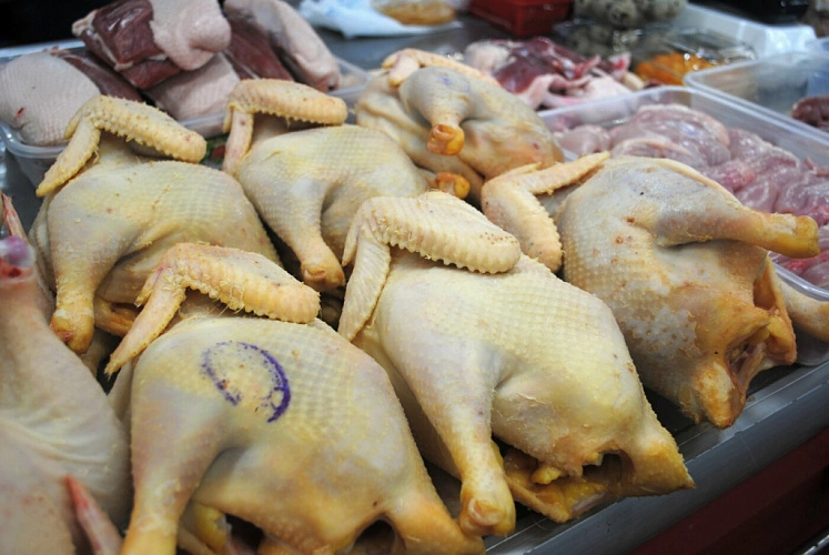 Фото: курица на ростовском рынке // кадр из архива 1rnd