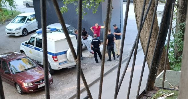 Фото: Заложник общается с полицейскими после освобождения, кадр очевидца