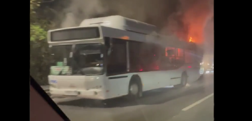 Фото: Горящий автобус в Ростове, кадр очевидца