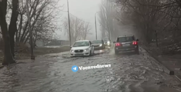 Фото: Улицы Ростова затопило 4 февраля, кадр voenvednews
