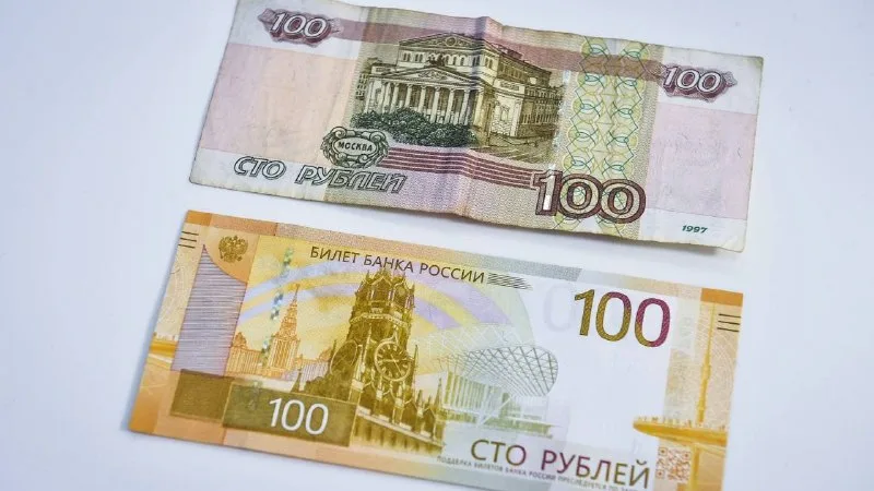 Фото: Старая и новая купюры в 100 рублей, кадр ТГ Донбасс Сегодня