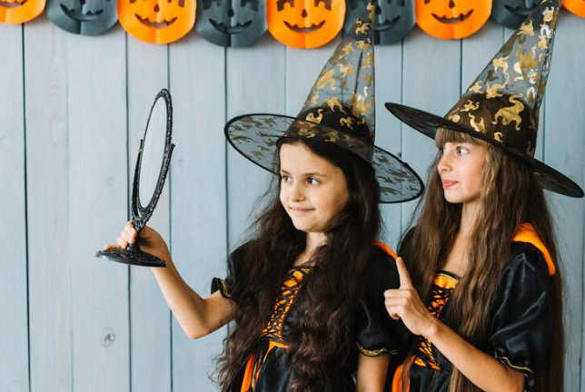 Фото: Дети в костюмах к Хеллоуину, кадр freepik.com
