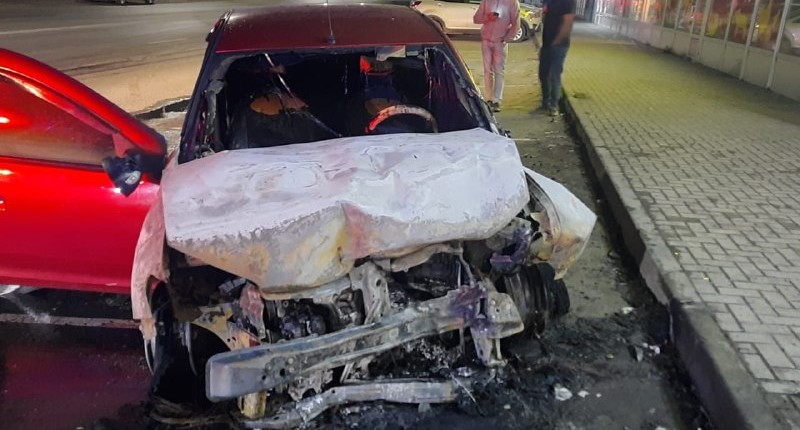 Фото: Водитель Renault Logan сгорел заживо в Шахтах, кадр ГИБДД