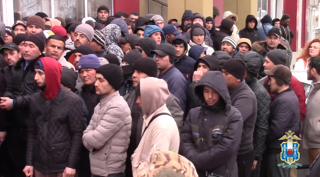 Фото: Силовики проверили около 500 мигрантов на стройках Ростова и Аксая, кадр из оперативной съёмки