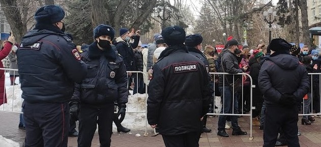 Фото: Сотрудники полиции на акции протеста в Ростове, кадр 1rnd