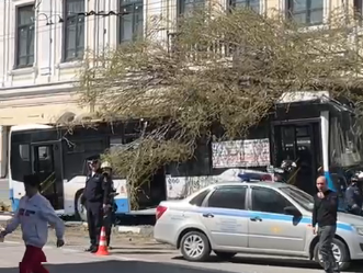 Фото: В Ростове пассажирский автобус снёс дерево и врезался в жилой дом, кадр из ролика очевидцев