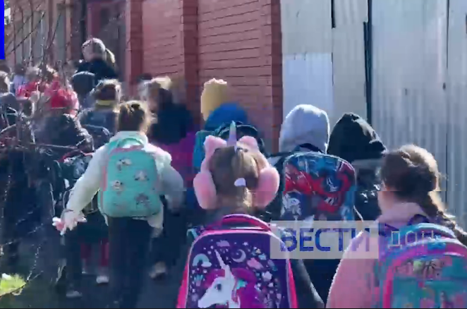 Фото: В Ростове эвакуировали детей после звонка о заминировании гимназии № 62, кадр из видео "Вести Дон"