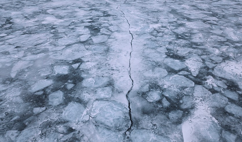Фото: тонкий лёд \\ кадр из публикаций 1rnd.ru
