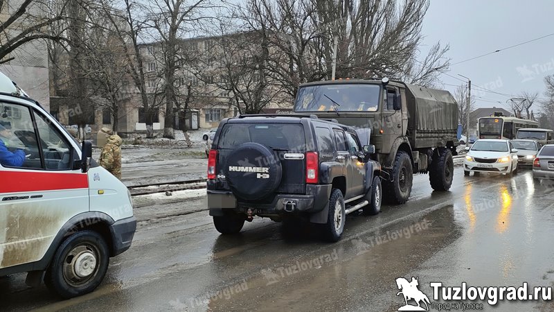 Фото: ДТП с военным грузовиком и "Хаммером" в Новочеркасске, кадр tuzlovgorod.ru