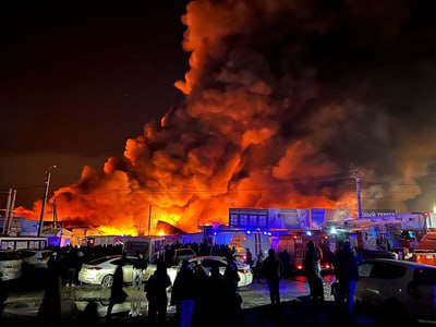 Фото: Площадь пожара на ростовском рынке Темерник выросла до 1500 квадратных метров // фото - соцсети