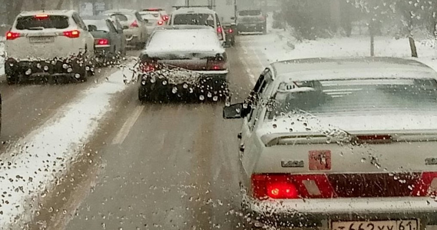 Фото: В Ростовской области водителей предупредили о мокром снеге и дожде на дорогах // фото - 1rnd