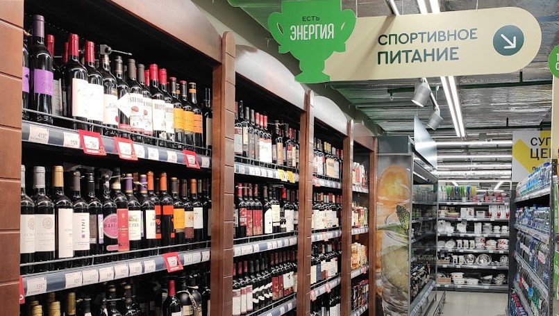 Фото: Полки с алкоголем в супермаркете, кадр из архива 1rnd