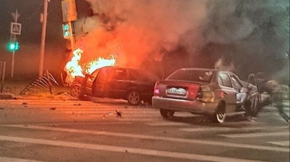 Фото: Машина загорелась после ДТП в Таганроге / Фото предоставлено очевидцем