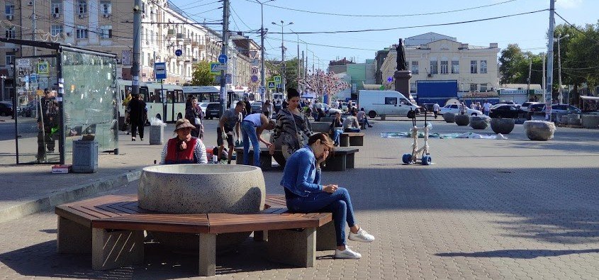 Те же кадки, только в профиль: как благоустраивают Соборную площадь Ростова