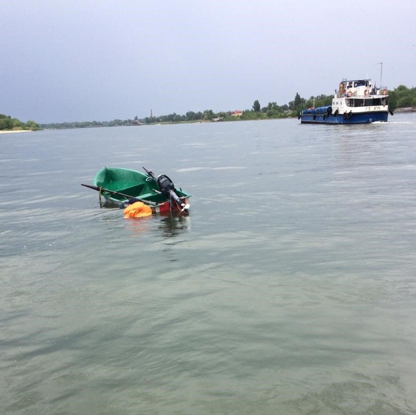 Температура воды в реке дон в ростове. Лодка перевернулась. Река Дон лодка. Утонул Рыбак в Ростовской области. Перевернулась лодка с рыбаками.