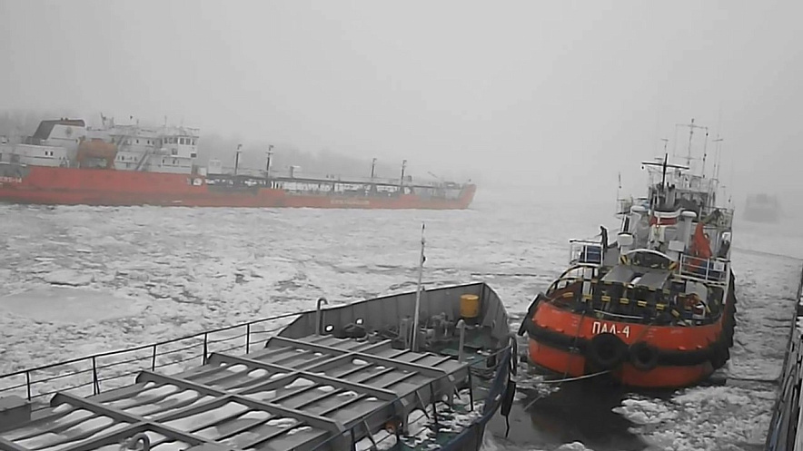 Речной 15 теплоход. Работа судов с 15. Томский речной порт. Работа судов с 15. Баржа шаланда проект 711.