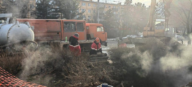Фото: Работники теплосетей на месте аварии в Ростове, кадр из ТГ министра ЖКХ