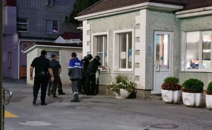 Фото: Донские полицейские ищут женщину, из-за которой эвакуировали медцентр, чтобы вернуть ей сумку // фото «Ёрш. Азов»