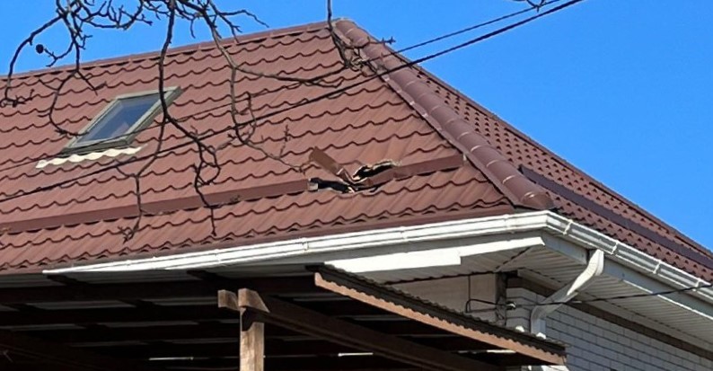 Фото: Повреждённая после падения обломков БПЛА крыша дома в Ростове, кадр очевидца