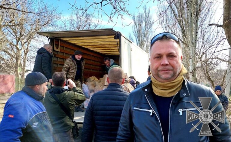 Фото: Александр Бородай с гумпомощью в зоне СВО, кадр официального сайта