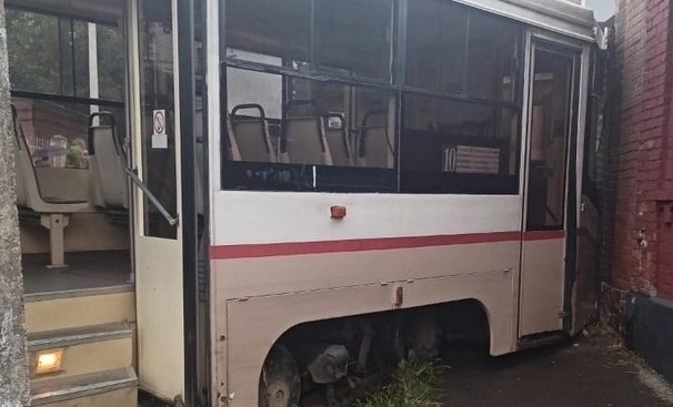 Фото: Трамвай протаранил жилой дом на Скачкова в Ростове, фото - Ростовский городской транспорт