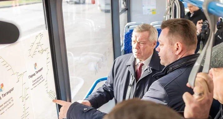 Фото: Губернатор Василий Голубев в общественном транспорте Таганрога, кадр из ТГ сити-менеджера Таганрога