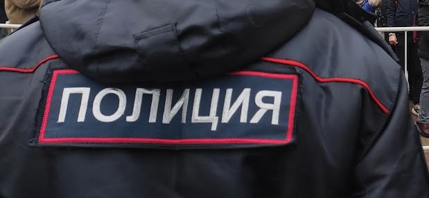 Фото: Надпись "Полиция" на форменной куртке, кадр 1rnd