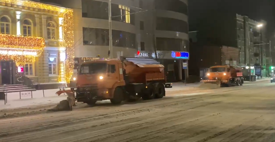 Фото: В Ростове на тротуары и дороги высыпали более 2400 тонн реагентов // фото из ТГ-канала А. Логвиненко