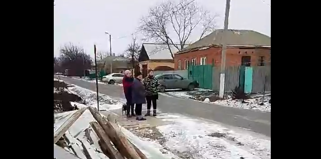 Фото: Жители Дмитриадовки в ожидании эвакуации, кадр очевидца