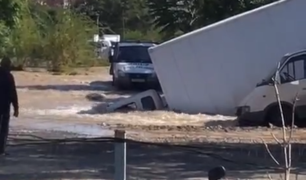 Фото: Утонувший грузовик после прорыва водовода на Орбитальной, кадр очевидца