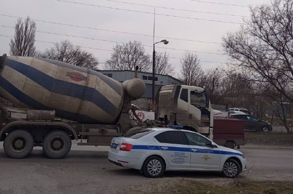 Фото: В Ростове пешеход попал под колёса автобетоносмесителя, фото - ГИБДД РО
