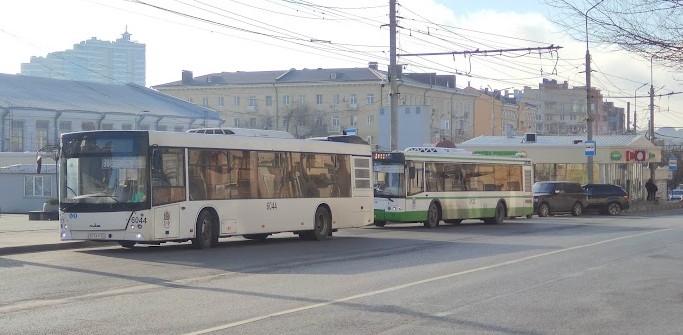 Фото: Автобусы на остановке возле Центрального рынка, кадр 1rnd