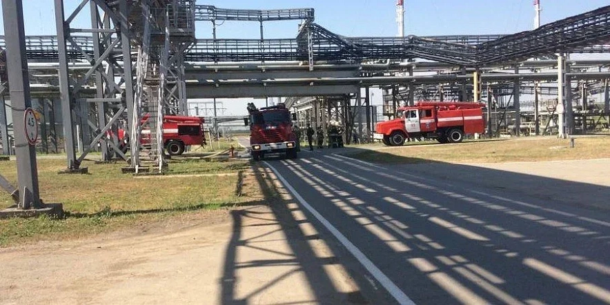 Фото: Пожарные машины на территории нефтезавода в Новошахтинске, кадр из архива 1rnd