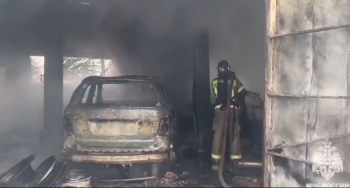 Фото: В Аксае выгорели две машины при крупном пожаре в автосервисе, фото - МЧС РО