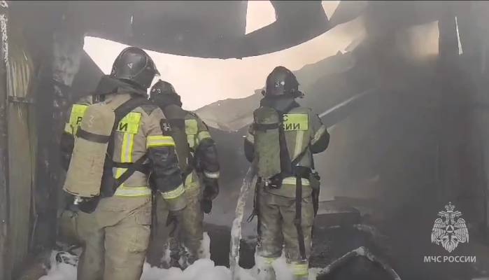 Фото: При крупном пожаре на ростовском складе пострадал мужчина // фото МЧС РО